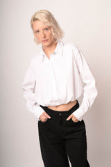 Camicia crop a palloncino misto cotone bianco con bottone gioiello