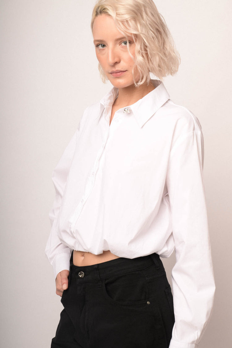 Camicia crop a palloncino misto cotone bianco con bottone gioiello