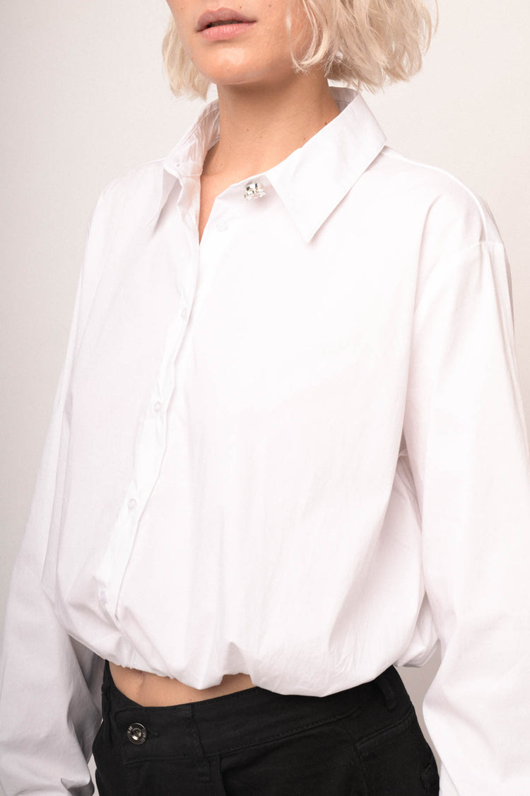Camicia crop a palloncino misto cotone bianco con bottone gioiello