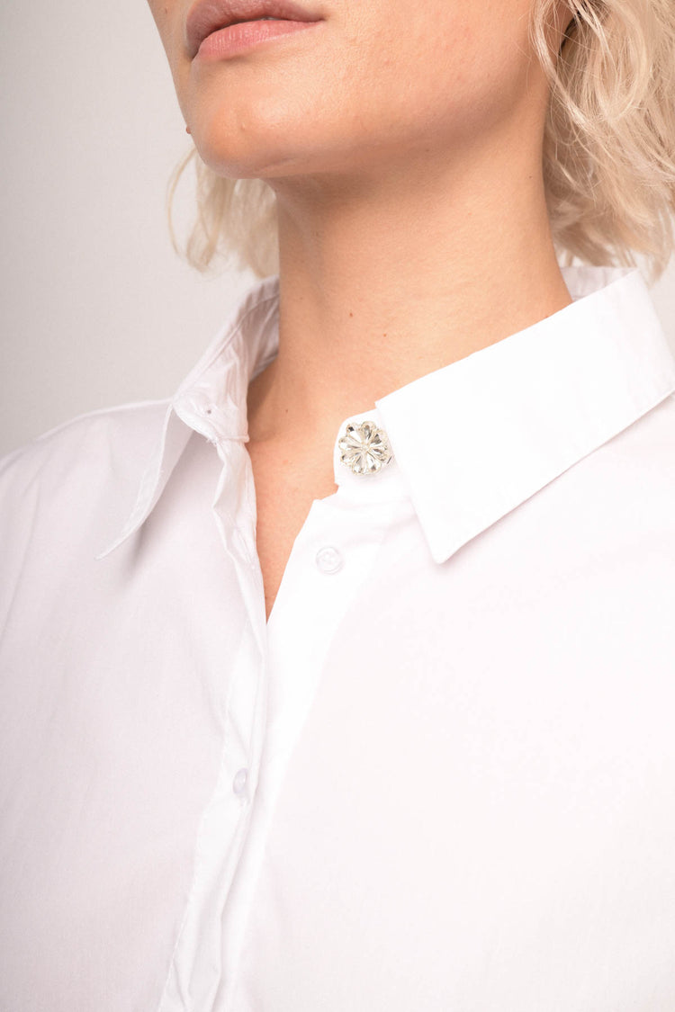 Camicia crop a palloncino misto cotone bianco con bottone gioiello