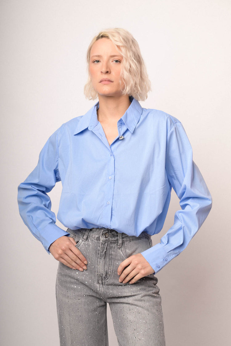 Camicia crop a palloncino misto cotone azzurro con bottone gioiello