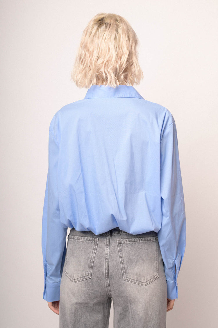 Camicia crop a palloncino misto cotone azzurro con bottone gioiello