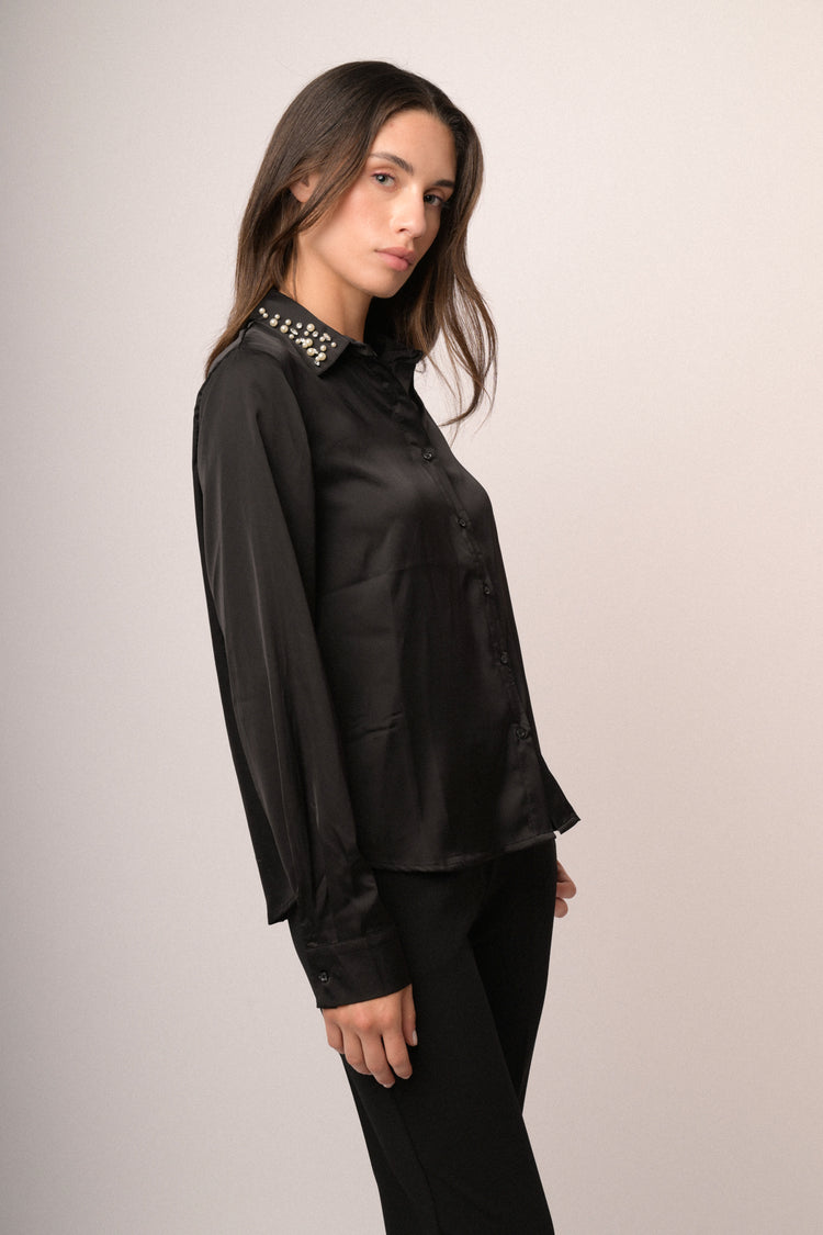 Camicia lucida nera con strass sul collo
