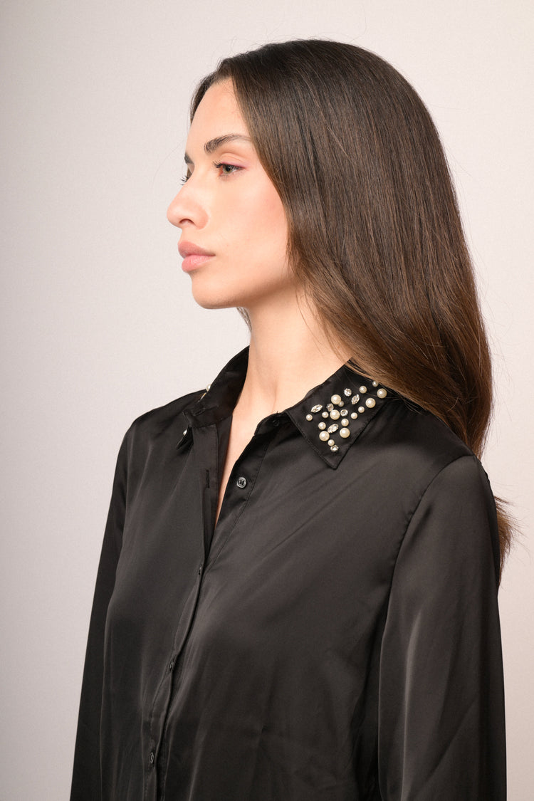 Camicia lucida nera con strass sul collo