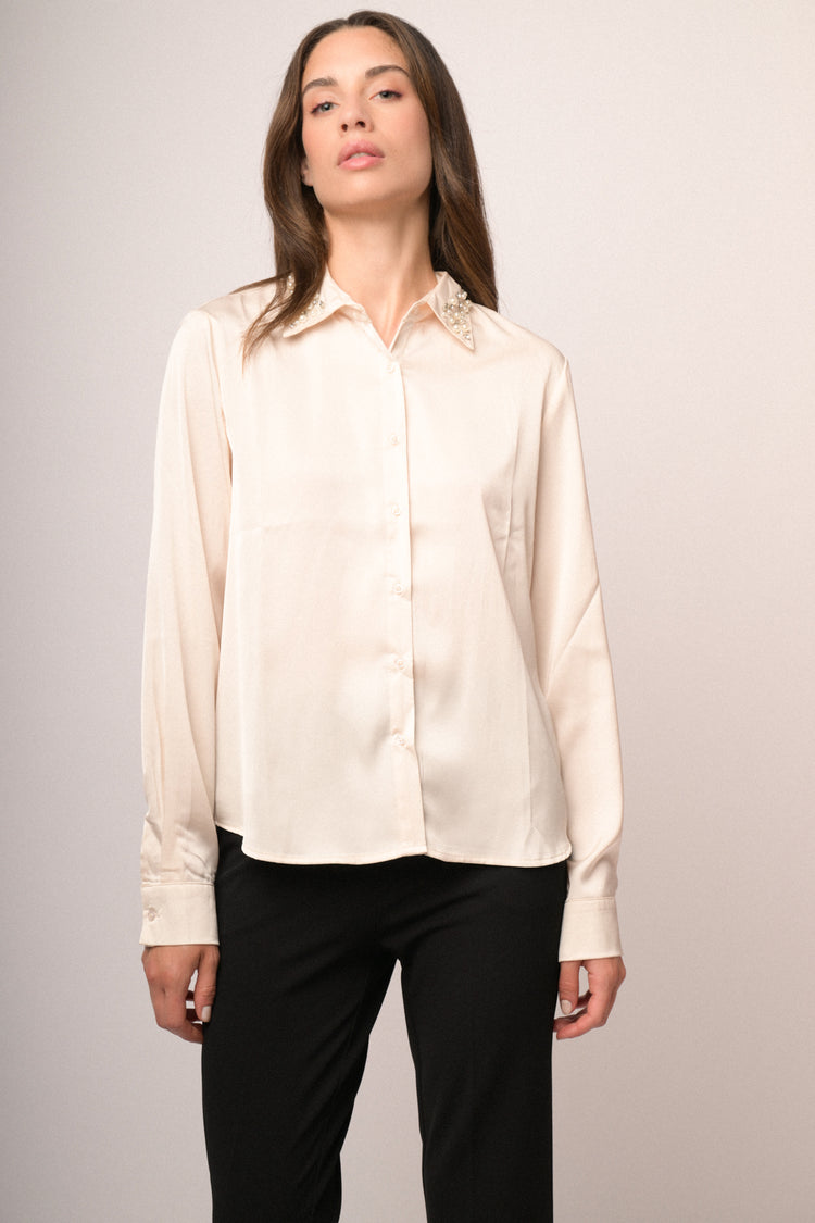 Camicia in raso avorio con colletto gioiello