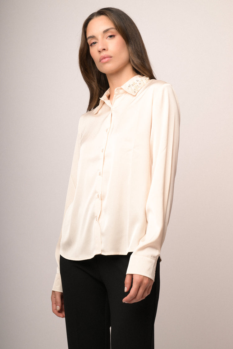 Camicia in raso avorio con colletto gioiello