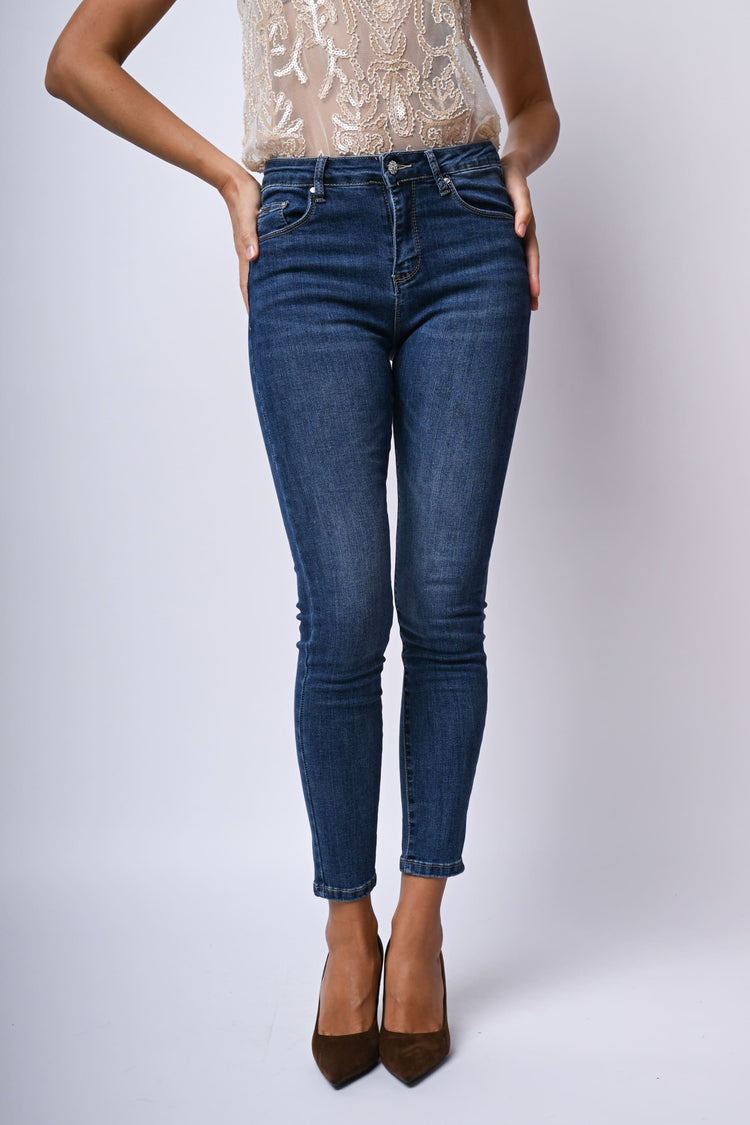 Jeans skinny con bottone gioiello