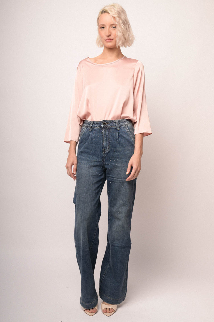 Jeans palazzo in denim blu con pinces e decorazione strass
