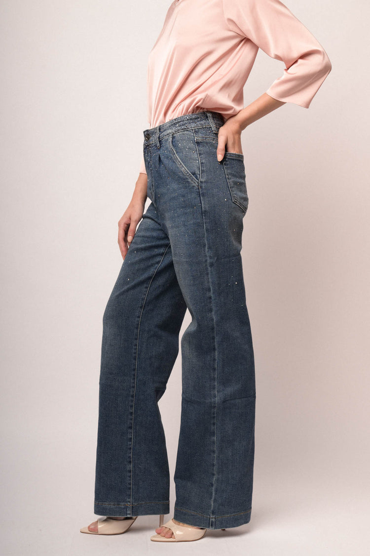 Jeans palazzo in denim blu con pinces e decorazione strass