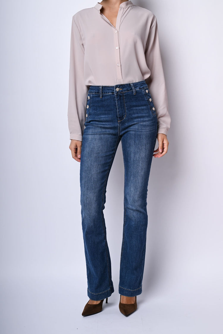 Jeans a zampa con bottoni gioiello