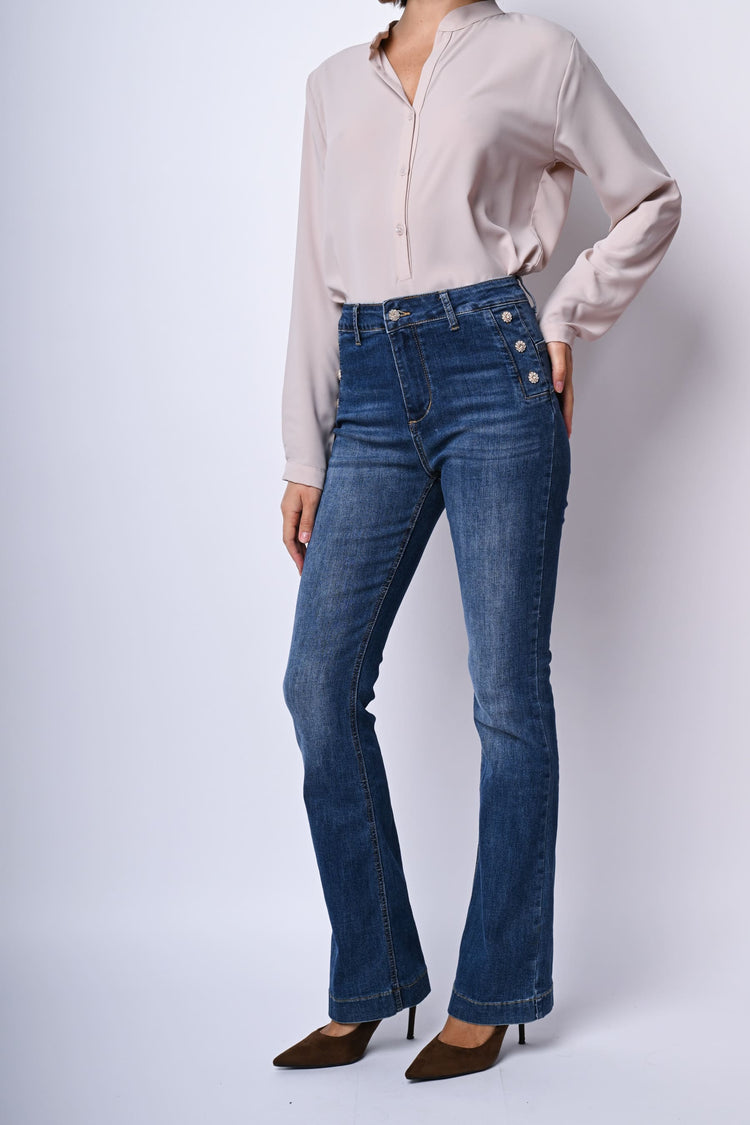 Jeans a zampa con bottoni gioiello