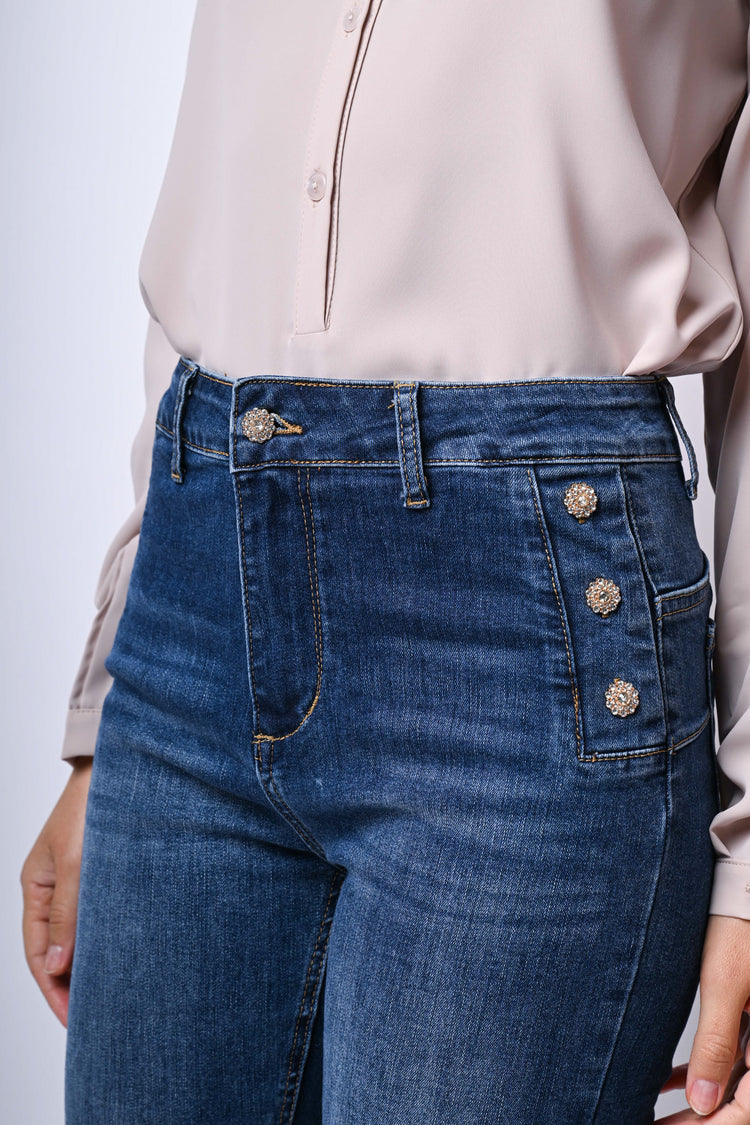 Jeans a zampa con bottoni gioiello