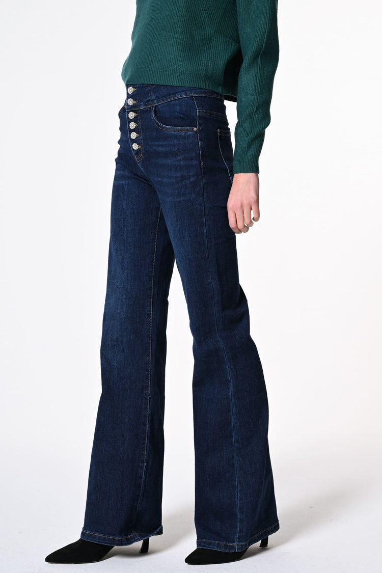Jeans svasati con bottoni gioiello