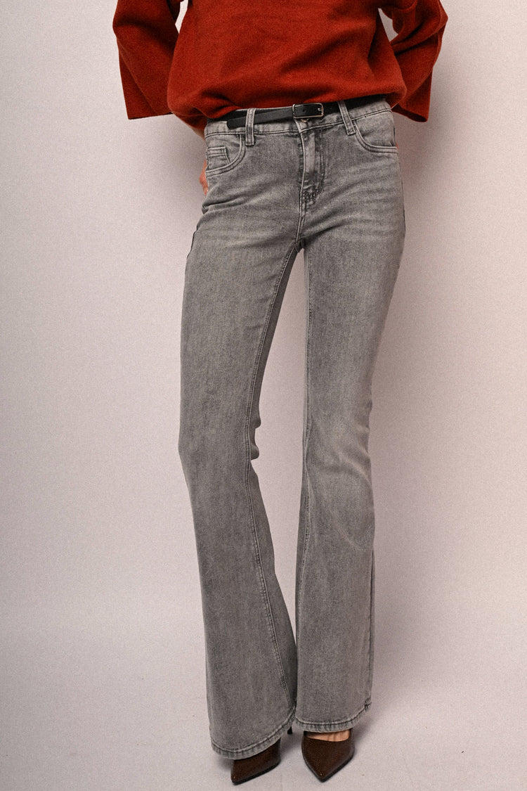 Jeans svasati con glitter e cintura