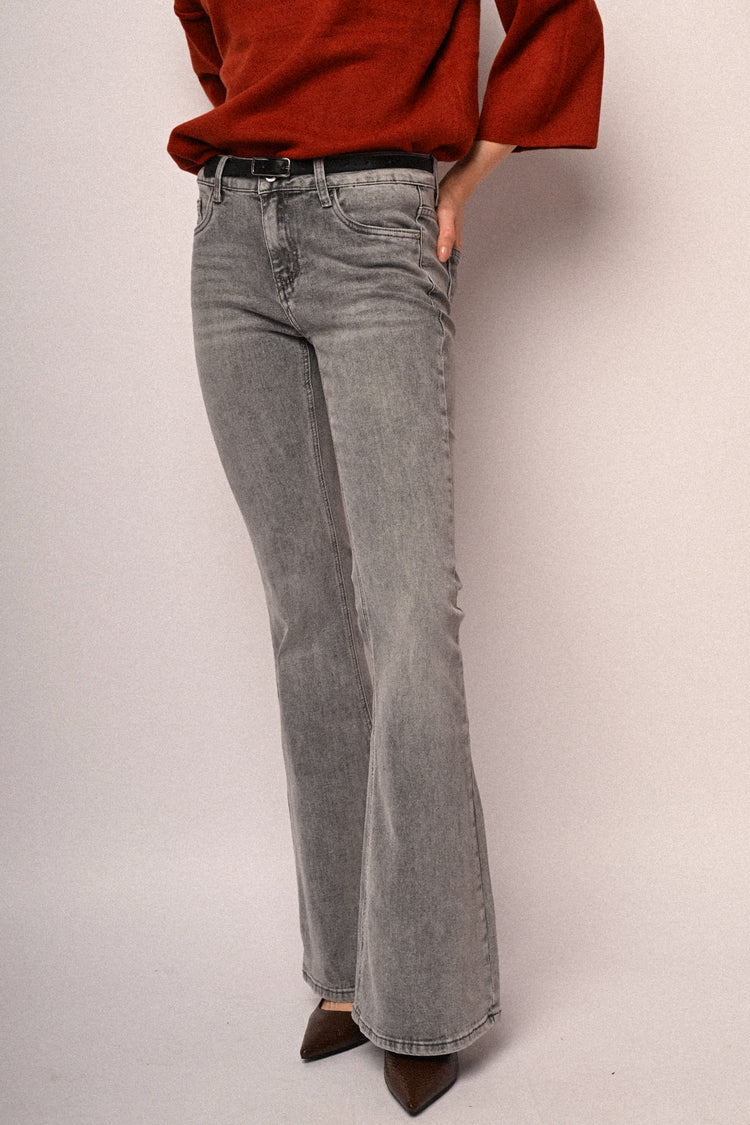 Jeans svasati con glitter e cintura