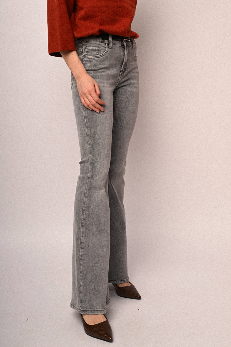 Jeans svasati con glitter e cintura