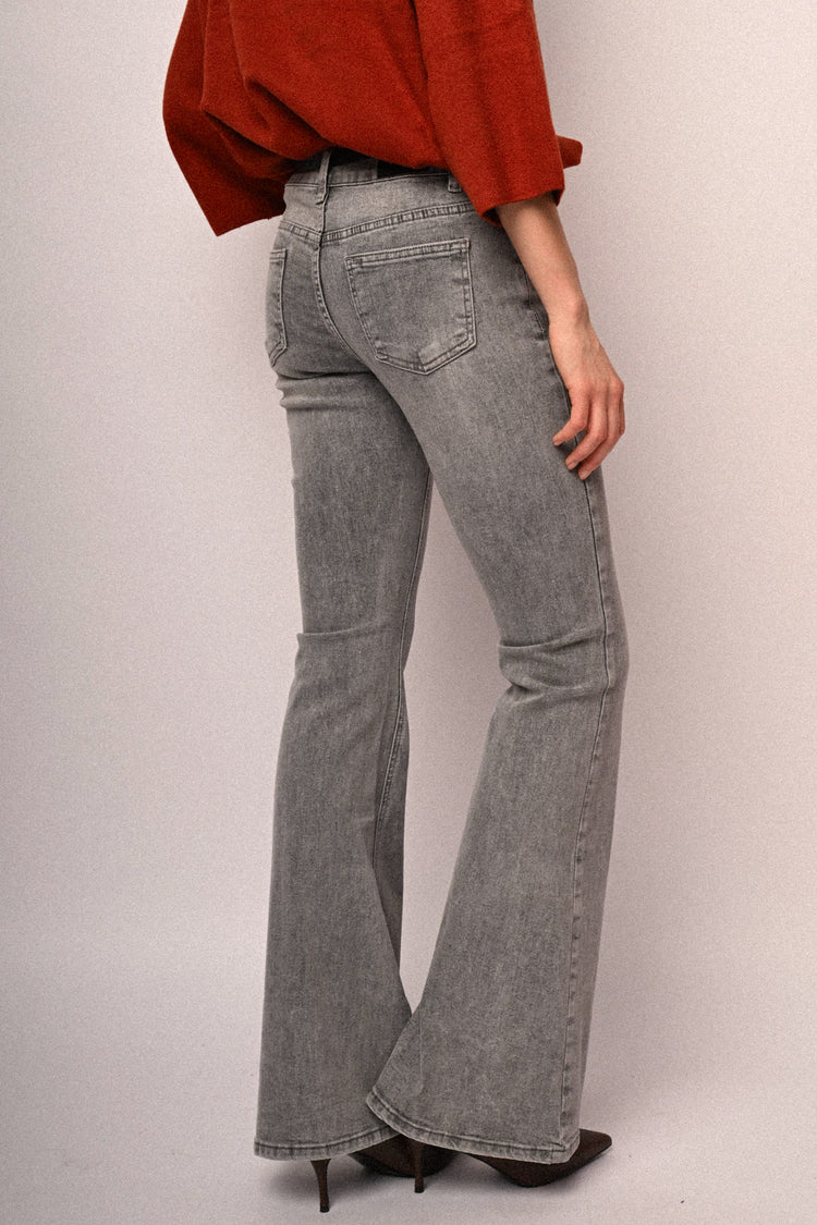 Jeans svasati con glitter e cintura