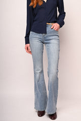 Jeans a gamba svasata in denim azzurro con cintura