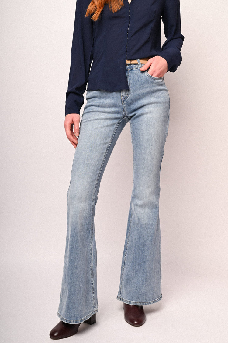 Jeans a gamba svasata in denim azzurro con cintura