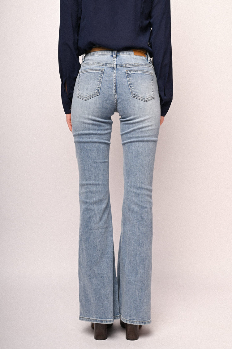 Jeans a gamba svasata in denim azzurro con cintura