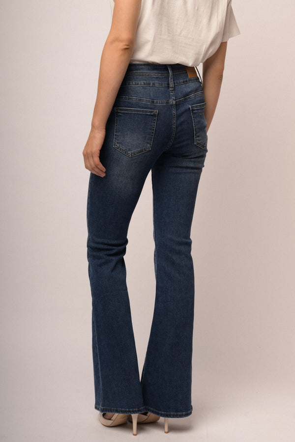 Jeans in denim blu a gamba svasata