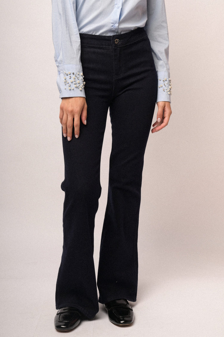 Jeans a gamba svasata in denim blu notte