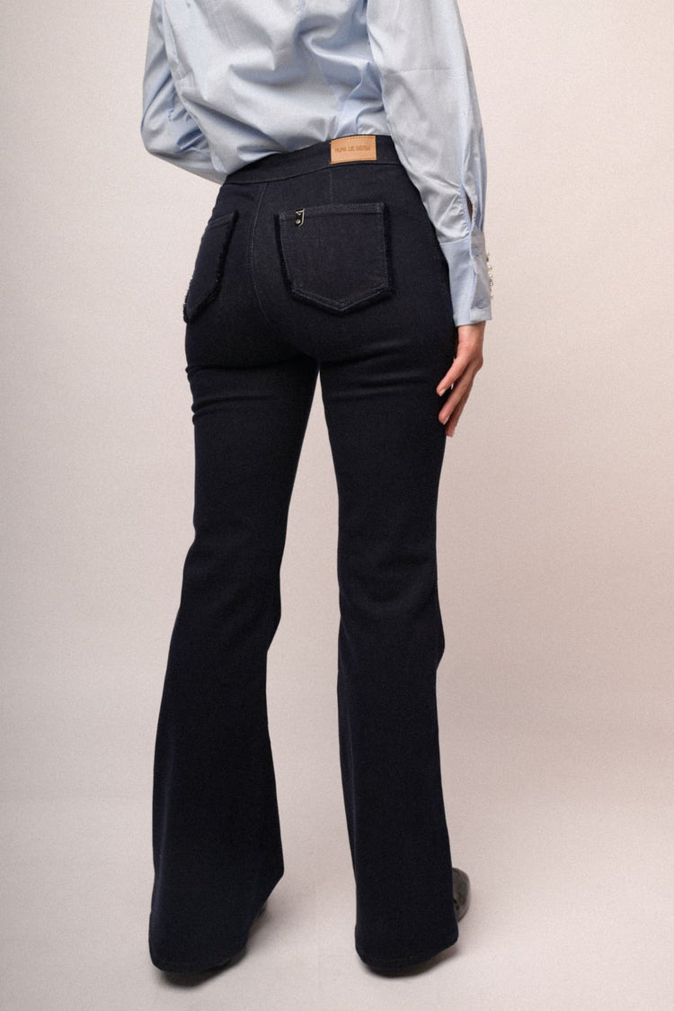 Jeans a gamba svasata in denim blu notte