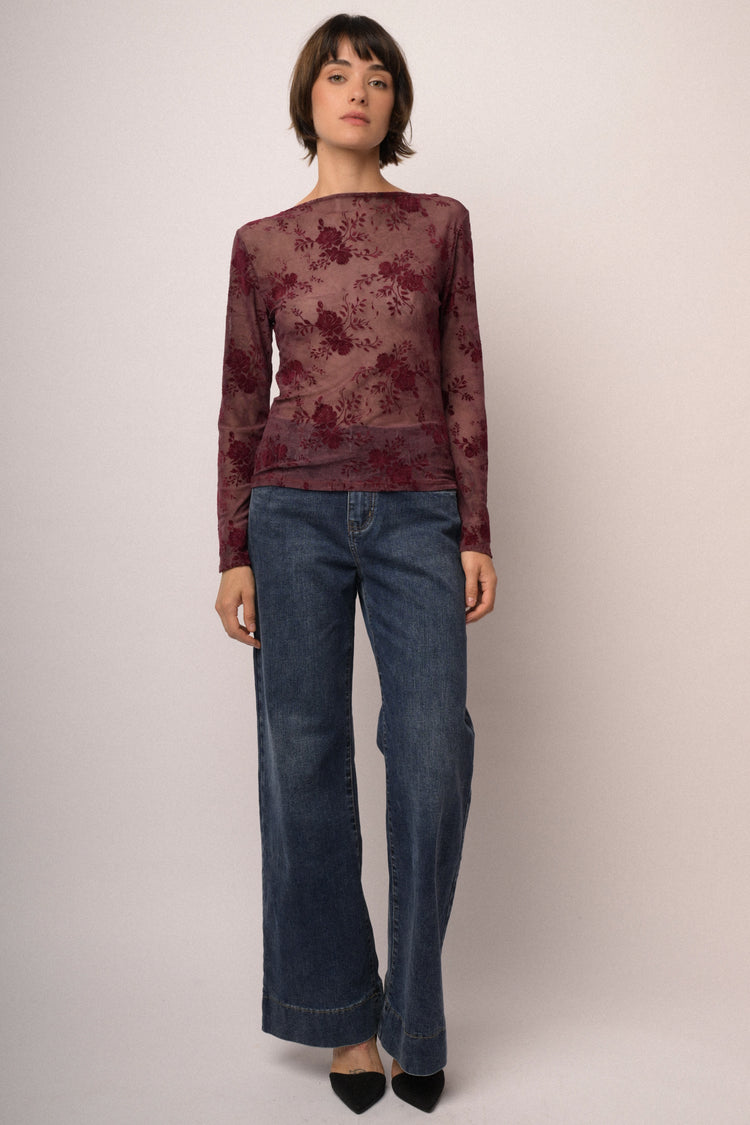 Jeans in denim blu a gamba svasata con impuntura rossa