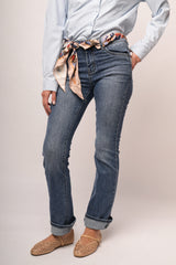 Jeans a gamba svasata in denim blu con foulard