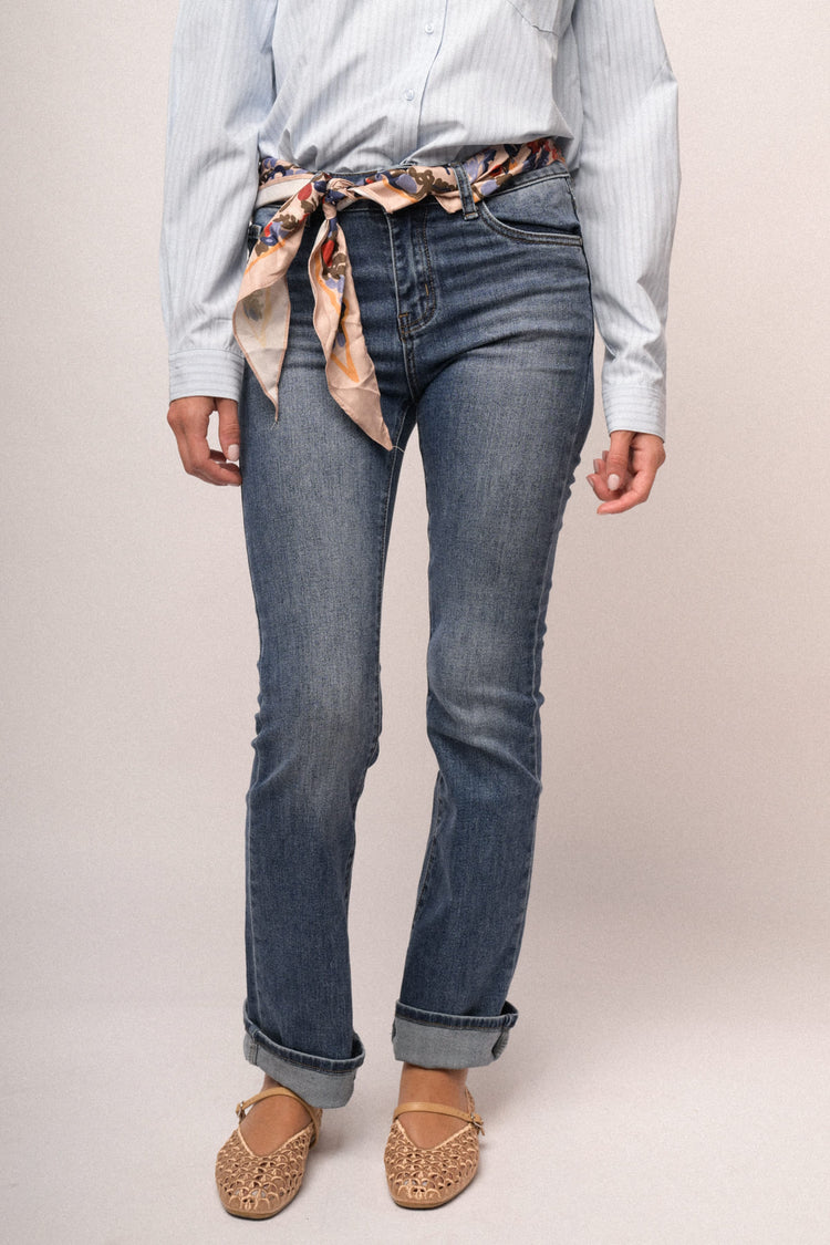 Jeans a gamba svasata in denim blu con foulard
