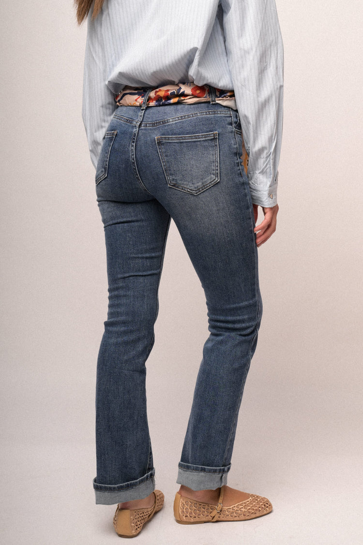 Jeans a gamba svasata in denim blu con foulard