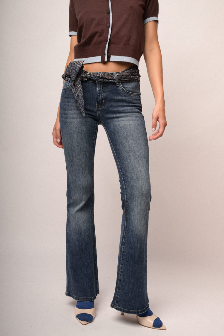 Jeans a gamba svasata in denim blu con foulard