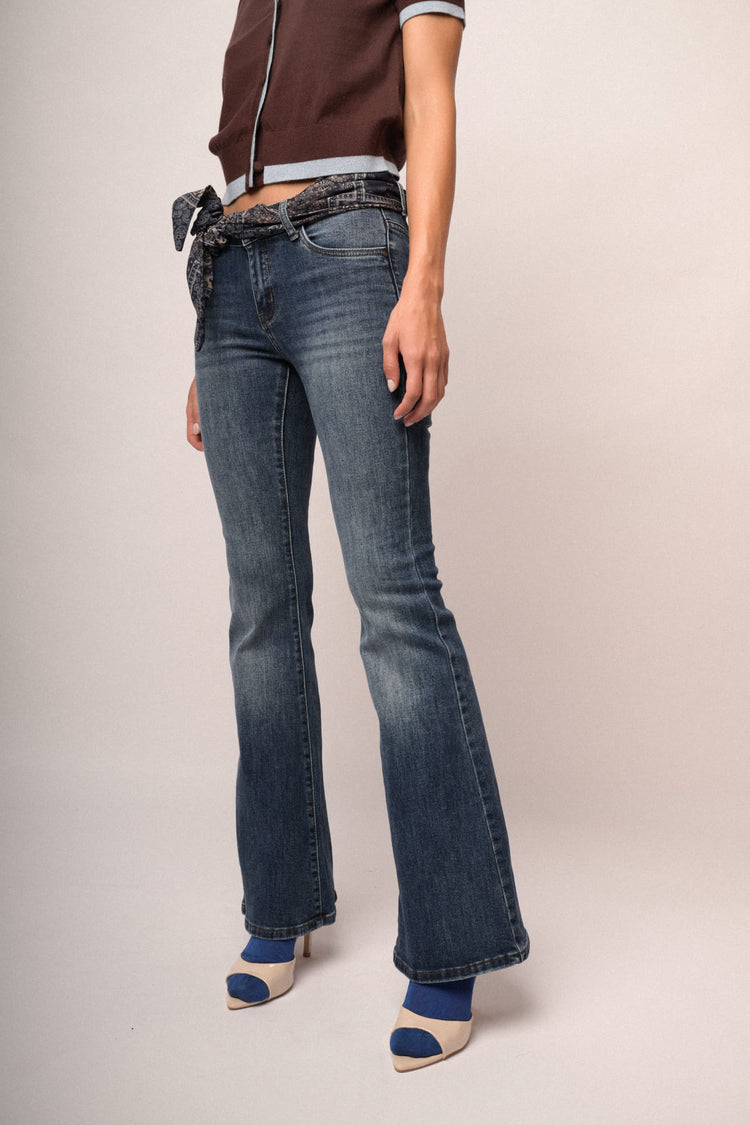 Jeans a gamba svasata in denim blu con foulard