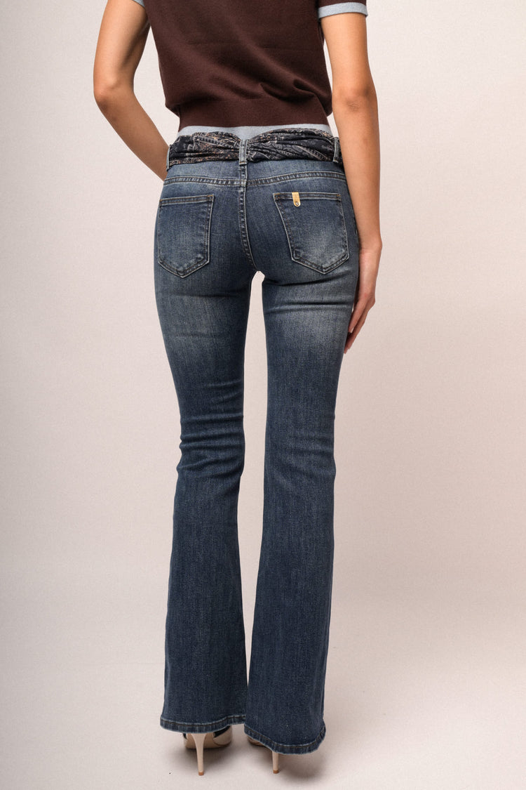 Jeans a gamba svasata in denim blu con foulard