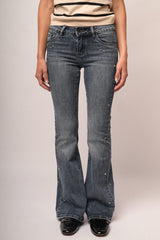 Jeans a gamba svasata in denim blu con stelle e strass