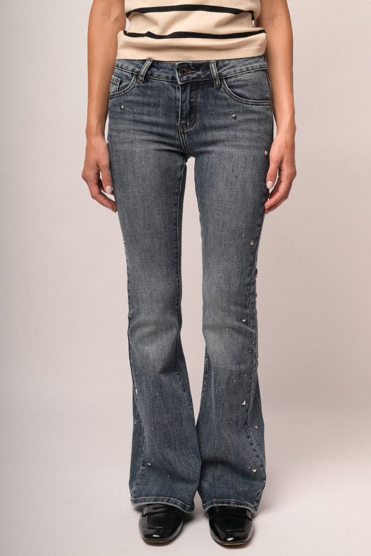 Jeans a gamba svasata in denim blu con stelle e strass