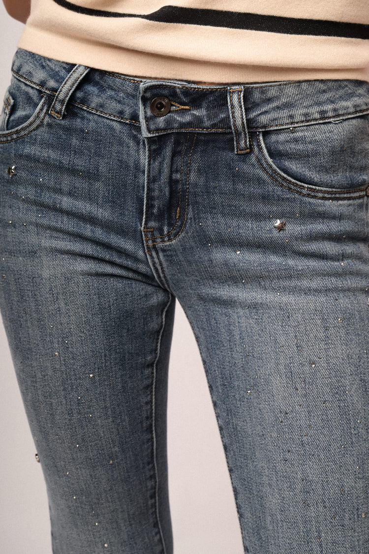 Jeans a gamba svasata in denim blu con stelle e strass