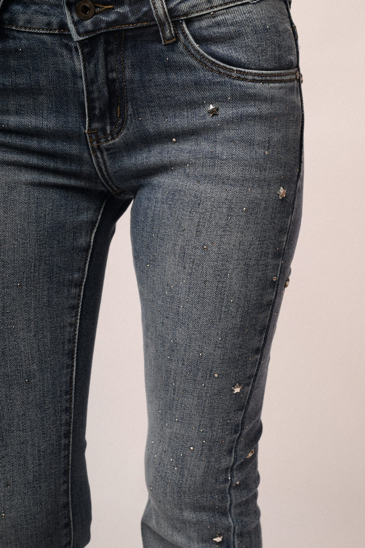 Jeans a gamba svasata in denim blu con stelle e strass