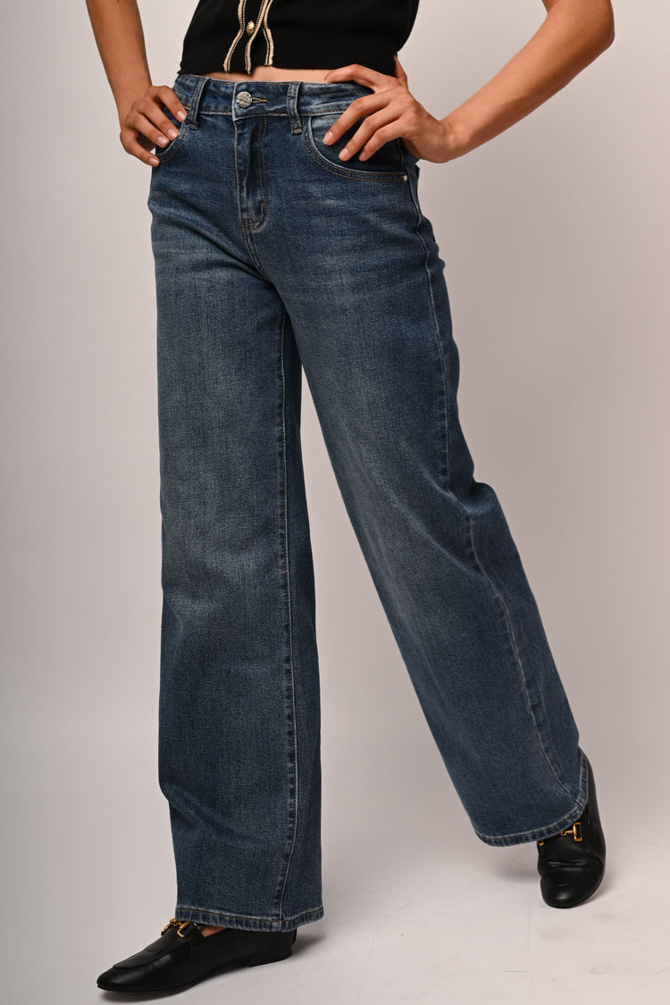 Jeans palazzo con bottone-gioiello