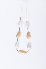 Collana lunga con pendenti a goccia