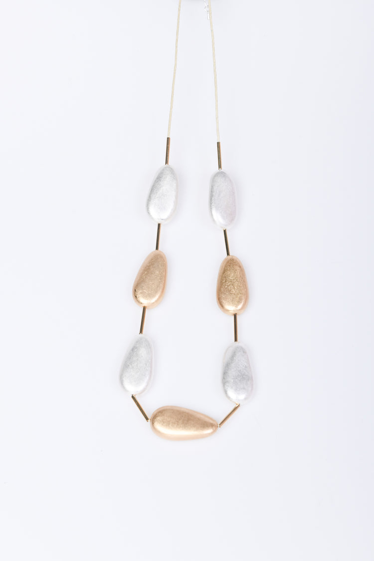 Collana lunga con pendenti a goccia