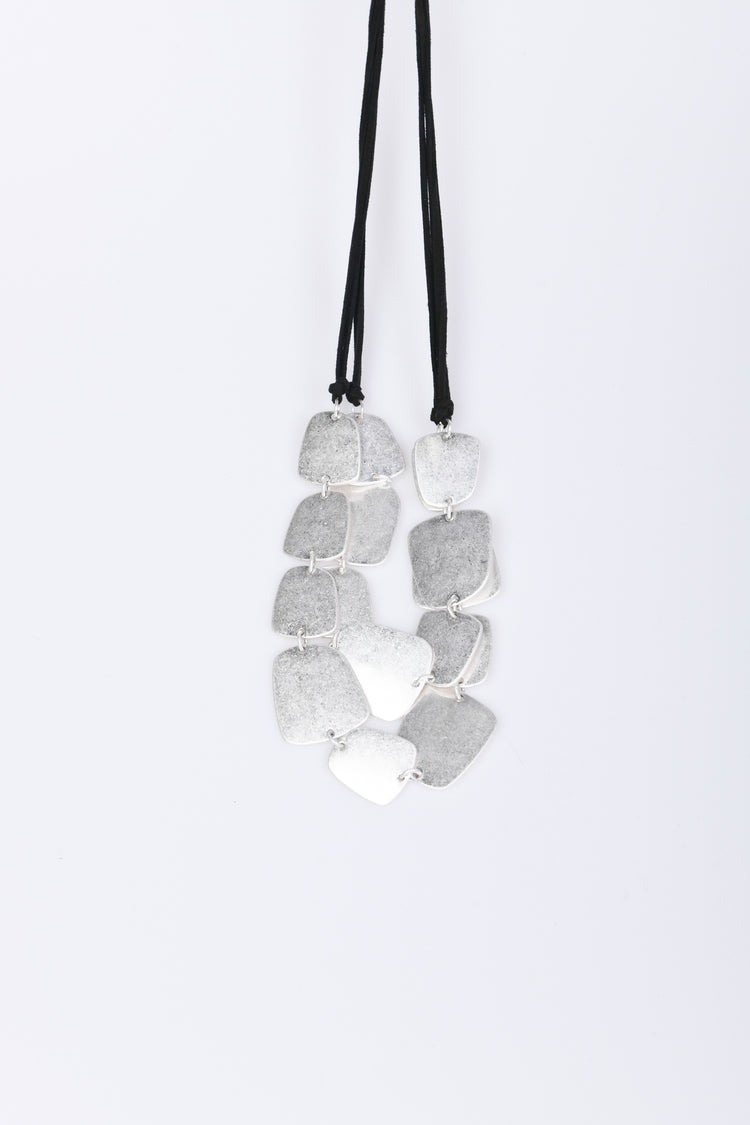 Collana con pendenti geometrici