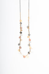 Collana lunga con decorazioni