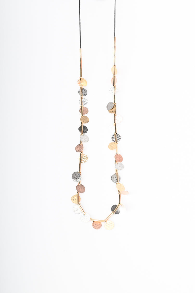 Collana lunga con decorazioni