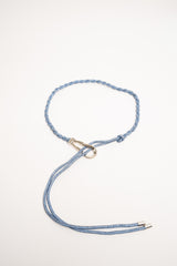 Cintura intrecciata azzurra ad anello con strass
