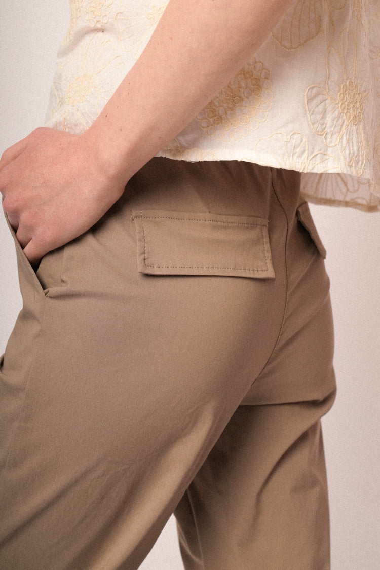 Pantaloni a vita alta con gamba dritta beige