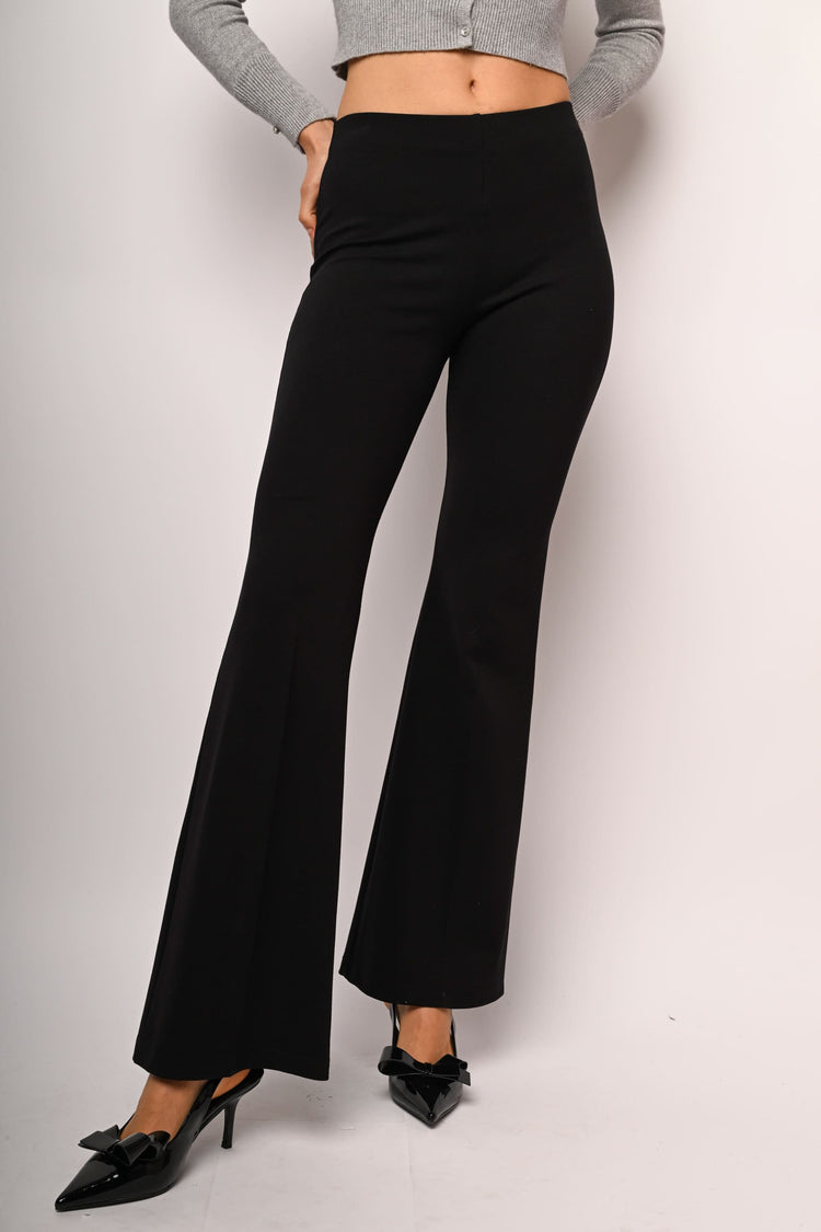 Pantaloni a gamba svasata