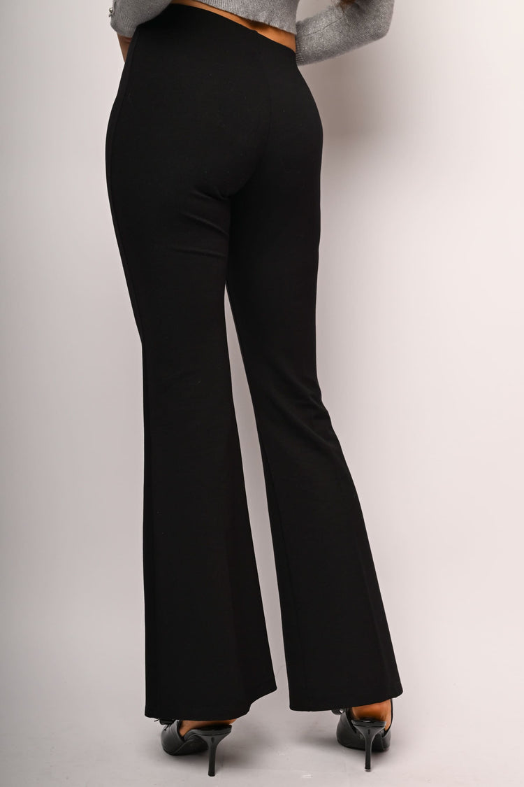 Pantaloni a gamba svasata