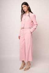 Pantaloni crop rosa con bottone gioiello