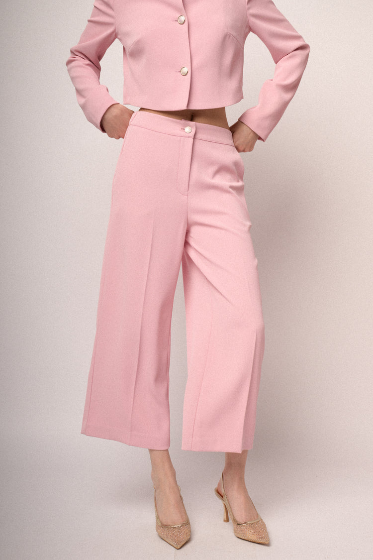 Pantaloni crop rosa con bottone gioiello